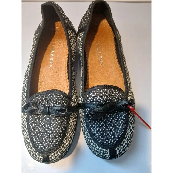 Bernie Mev Womens Black White Dot Bow Flat Loafer Shoes - Picture 1 of 7